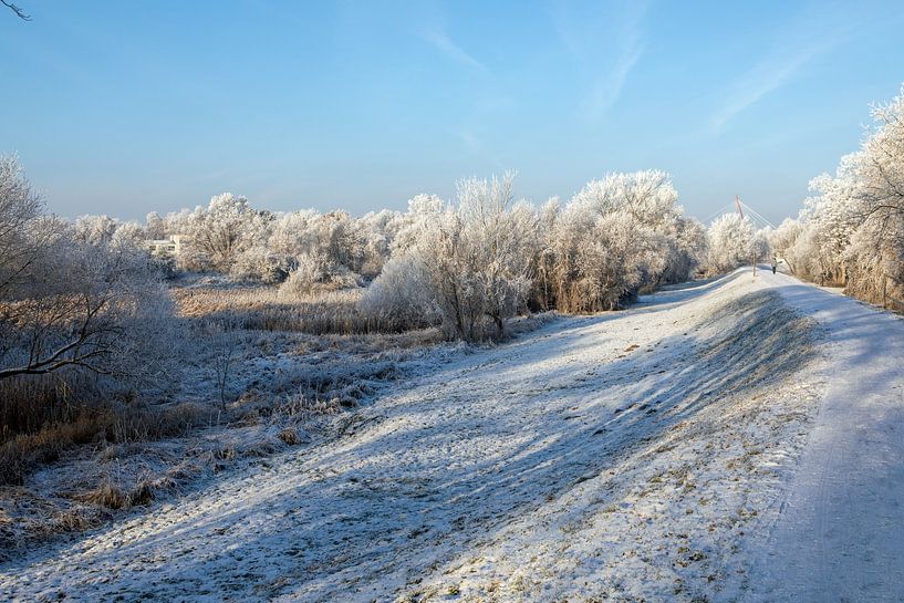 Verschneite Landschaft hinter dem Deich von t.ART