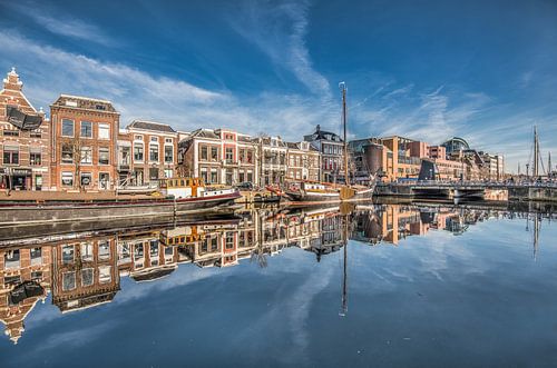 De stadsgracht van Leeuwarden ter hoogte van de Prins Hendrik brug
