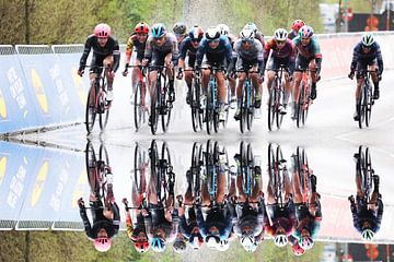 Vrouwen Peloton reflectie in het water Ronde van Vlaanderen van FreddyFinn