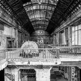 Verlaten voormalige krachtcentrale in het hart van Europa met prachtige architectuur. van Gentleman of Decay