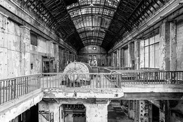 Ancienne centrale électrique abandonnée au cœur de l'Europe, à l'architecture magnifique. sur Gentleman of Decay