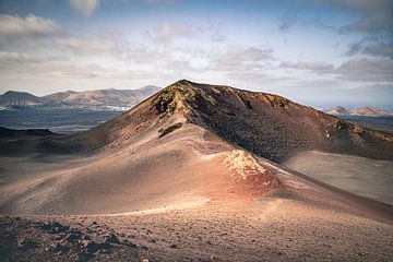 Vulkaan in Timanfaya Nationaal Park  | Landschap | Reisfotografie van Daan Duvillier