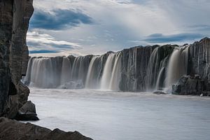 La chute d'eau de Selfoss dans la rivière Jökulsá á Fjöllum sur Gerry van Roosmalen