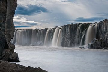 Der Selfoss-Wasserfall im Fluss Jökulsá á Fjöllum von Gerry van Roosmalen