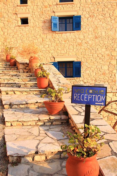 Typisch griechische Straßenansicht mit Ferienhaus von Bobsphotography