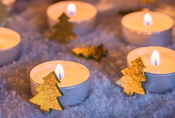 Weihnachtsdekoration mit Kerzenlicht und Weihnachtsbaumschmuck von Alex Winter