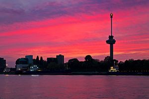 Soleil du soir Euromast à Rotterdam. sur Anton de Zeeuw