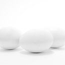 Drie witte eieren van Toon van den Einde thumbnail