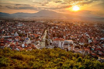 Stadt Prizren im Süden des Kosovo im wunderschönen Sonnenuntergang