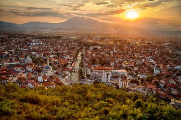 De stad Prizren in het zuiden van Kosovo in de prachtige zonsondergang van Besa Art