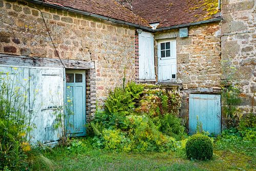 Een verwaarloosd erf in Normandië