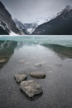 Lake Louise met ijs - Canada van Marijn Goud