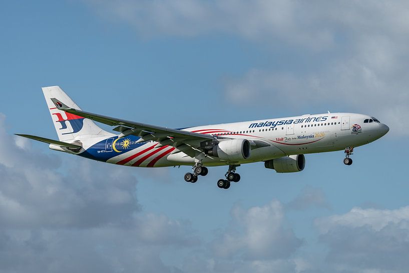 Ein Airbus A330 der Malaysia Airlines mit schöner Lackierung bei der Landung auf dem Flughafen Schip von Jaap van den Berg
