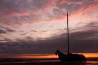 Klassiek platbodem zeilschip drooggevallen op het Wad tijdens een prachtige zonsondergang. van Sjoerd van der Wal Fotografie thumbnail