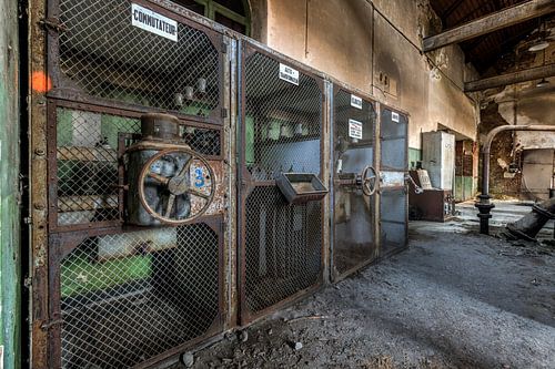 Old industrial machinery in an abandoned factory by Sven van der Kooi (kooifotografie)