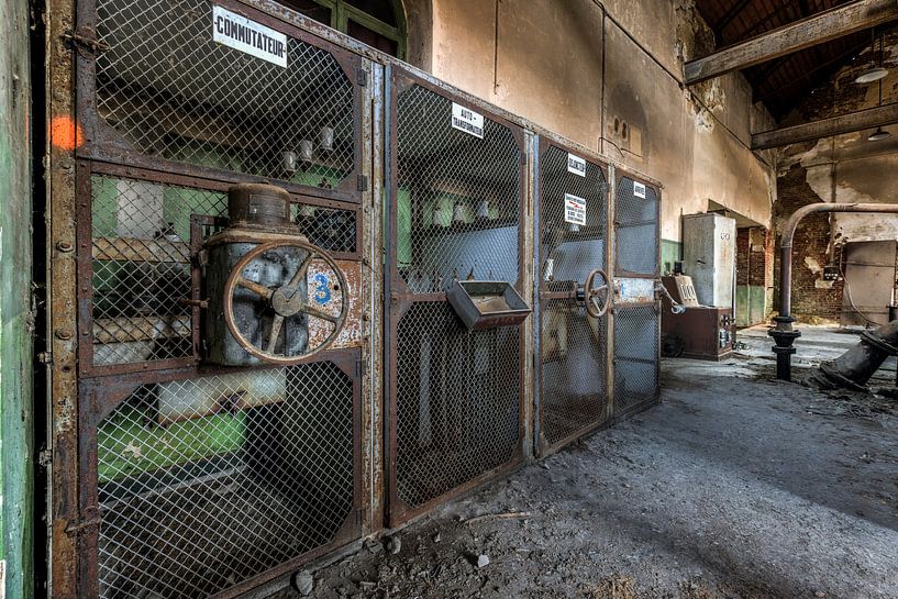 De vieilles machines industrielles dans une usine abandonnée par Sven van der Kooi (kooifotografie)