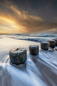Buhnen aus Holz in der Ostsee