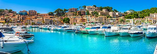 Panoramisch uitzicht op mooie Port de Soller boten jachten op de kust van het eiland Mallorca, Spanj