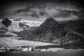 Fjallsárlón – Glacier tongue and peak by Paysages urbains - Rick Van der Poorten Photography