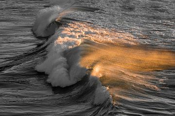 Oplichtende golven | goud | fine art van Femke Ketelaar