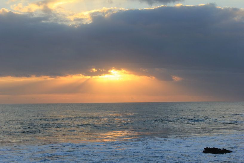 Indonesië: Zonsondergang 5 by Raoul van de Weg