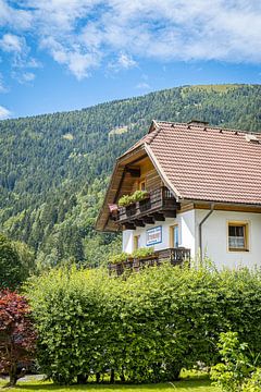 Splendeur des Alpes : Une maison au milieu des montagnes sur Xander Broekhuizen