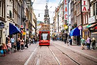 Eine Straßenbahn im Herzen von Amsterdam