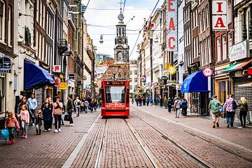 Een tram in hartje Amsterdam van Dennis Venema