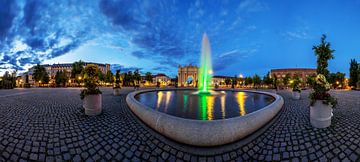 Potsdam Brandenburger Tor en Luisenplatz op het blauwe uur