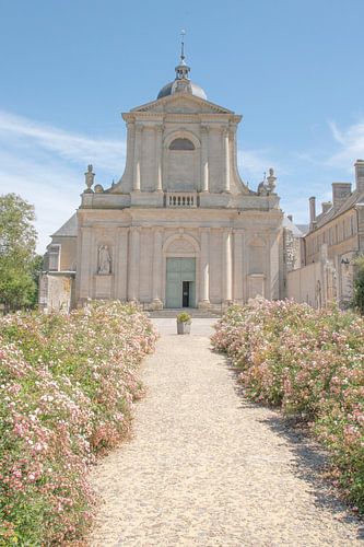 Abbaye de Mondaye en France - photographie de voyage romantique en été rural sur Christa Stroo fotografie