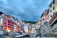 Das Dorf Riomaggiore in den Cinque Terre in der Abenddämmerung