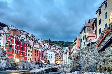 Het dorp Riomaggiore in Cinque Terre bij het vallen van de avond