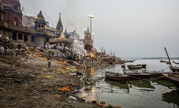Hindoe crematie ceremonie in Manikarnika Ghat aan de oevers van de heilige Ganges rivier in Varanasi van Tjeerd Kruse