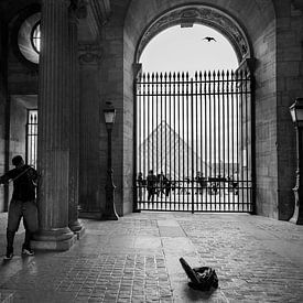 Paris, Straßenmusiker im Louvre von Blond Beeld