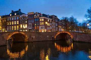 Amsterdam beleuchtete Brücken an der Herengracht im Winter