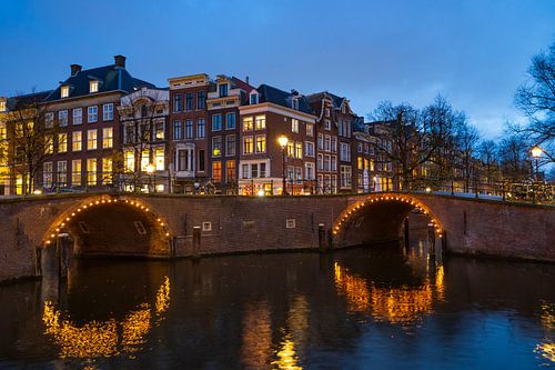 Amsterdamse verlichte bruggen aan de Herengracht in de winter
