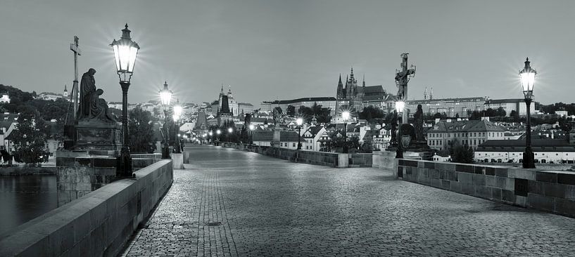 Karlsbrücke zur blauen Stunde, Prag von Markus Lange
