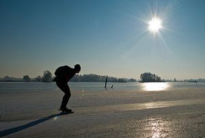Schaatsen in de winterzon van Tammo Strijker