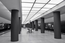 Moderner U-Bahnhof an der Station Brandenburger Tor von Silva Wischeropp