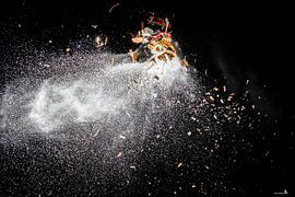 Kerstbal met buks kapot geschoten van Esther Bax