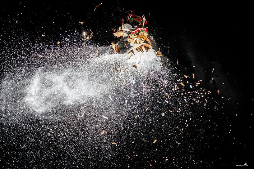 Weihnachtsschmuck mit Gewehr in Stücke geschossen von Esther Bax