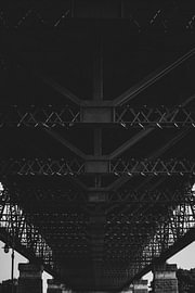Die Sydney Harbour Bridge von unten gesehen – Schwarz-Weiß