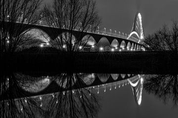 Stadtbrücke De Oversteek Nijmegen Schwarz und weiß von Henk Kersten