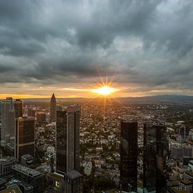 De skyline van Frankfurt tijdens zonsondergang