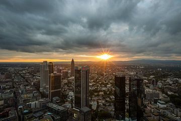 La ligne d'horizon de Francfort au coucher du soleil