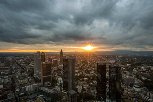 De skyline van Frankfurt tijdens zonsondergang