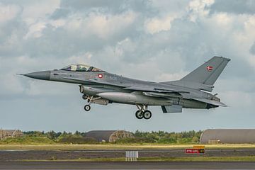 Doorstart Deense F-16AM tijdens airshow Karup 2022. van Jaap van den Berg
