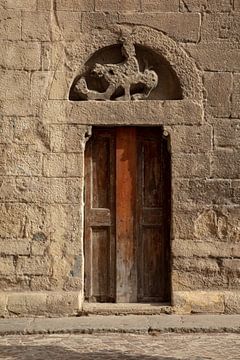 Tür einer Kirche in Gavia, Piemont, Italien