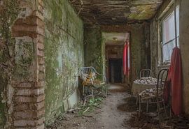 Budget Hotel by John Noppen