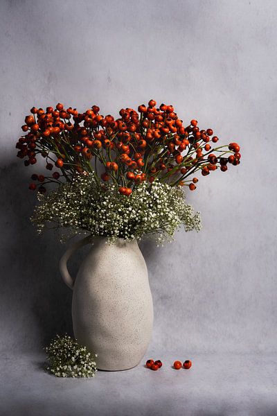 Modern still life with firethorn berries and gypsophilia by John van de Gazelle fotografie